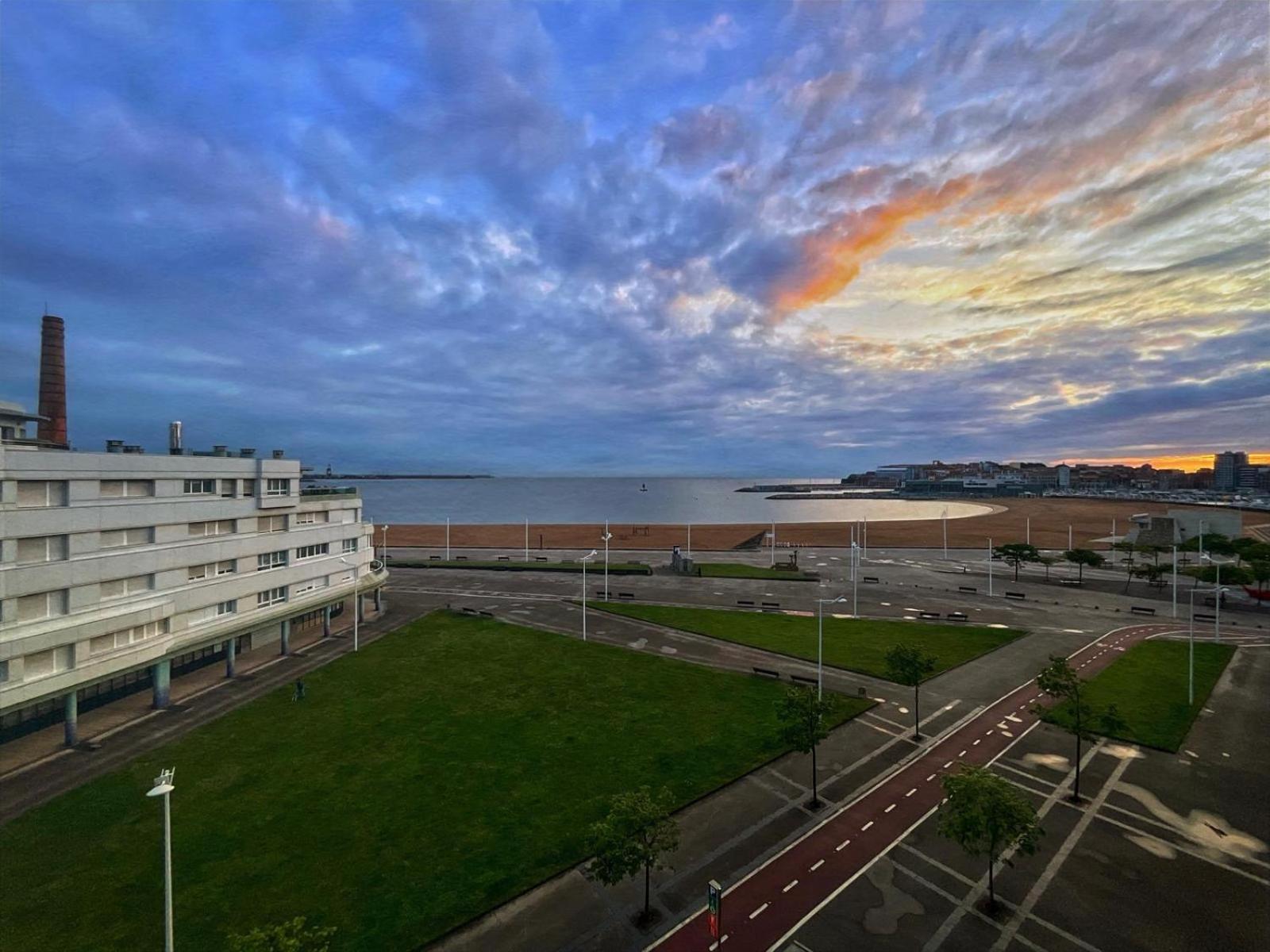 El Atico De La Playa Parking Gratis Apartman Gijón Kültér fotó