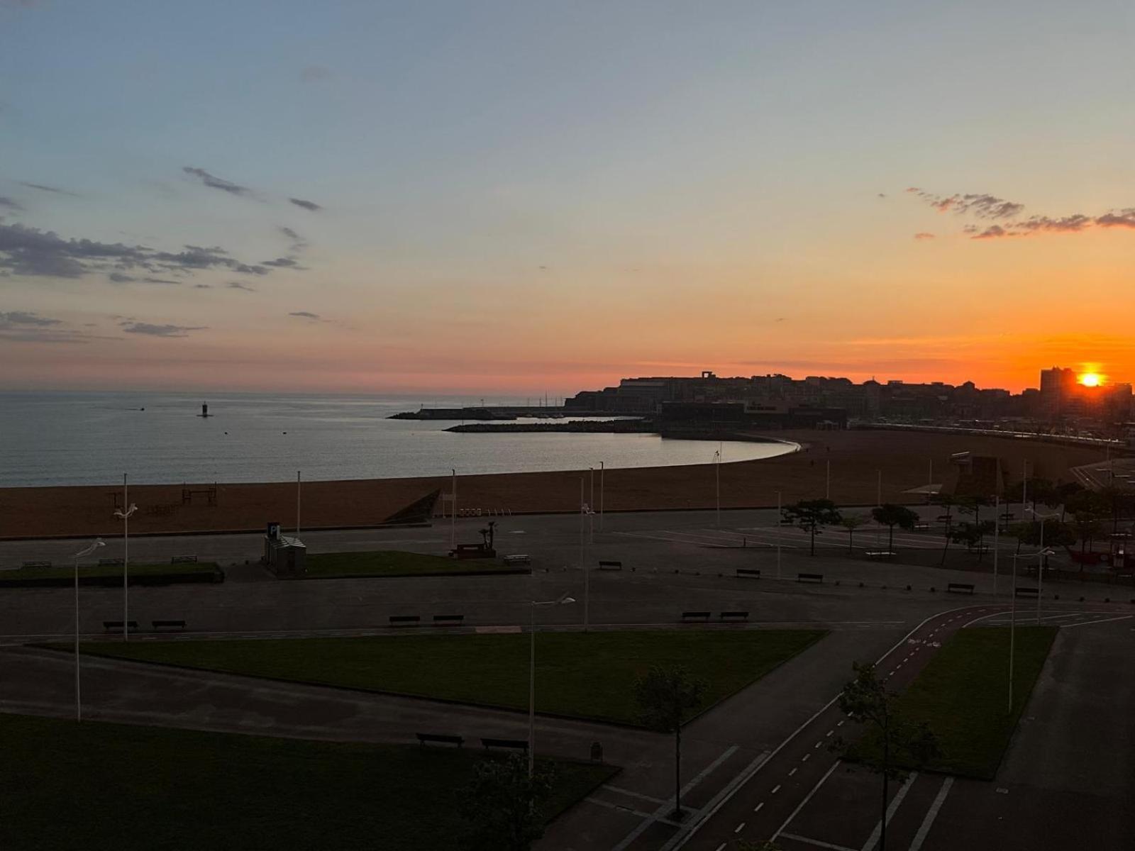 El Atico De La Playa Parking Gratis Apartman Gijón Kültér fotó